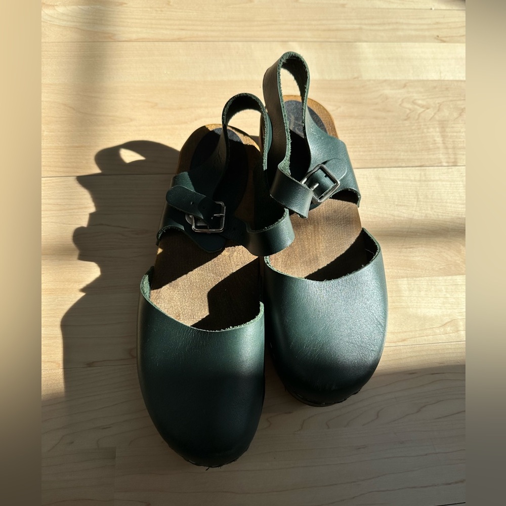 Lottas Swedish low heel green wooden clogs cute!